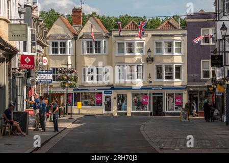 Wells, Somerset, Inghilterra, Regno Unito. 21 giugno 2023. Guarda in basso ai negozi di High Street e ai vecchi edifici di questa, la più piccola città inglese. Foto Stock