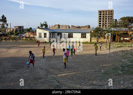 Un gruppo di bambini gioca a calcio in un IDP Center nella città di Mekelle. L’Etiopia settentrionale sta ancora soffrendo degli effetti della guerra del 2020, ora in pausa. Più di 800.000 donne e bambini hanno bisogno di aiuto, ma le principali organizzazioni umanitarie hanno fermato le spedizioni di cibo a causa di sospetti di furto. Foto Stock