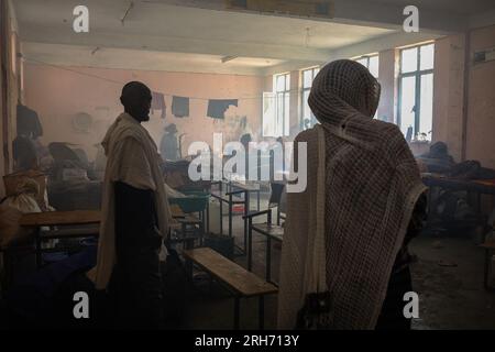 Abiy Adi, Tigray, Etiopia. 18 maggio 2023. Vista generale di una camera del Centro IDP dove le persone vivono in condizioni anguste e poco igieniche. L’Etiopia settentrionale sta ancora soffrendo degli effetti della guerra del 2020, ora in pausa. Più di 800.000 donne e bambini hanno bisogno di aiuto, ma le principali organizzazioni umanitarie hanno fermato le spedizioni di cibo a causa di sospetti di furto. (Immagine di credito: © Edgar GutiÃˆRrez/SOPA Images via ZUMA Press Wire) SOLO USO EDITORIALE! Non per USO commerciale! Foto Stock