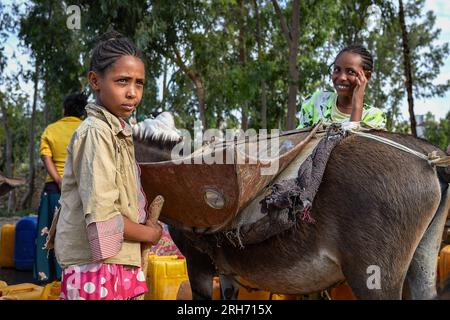 Abiy Adi, Tigray, Etiopia. 15 maggio 2023. I bambini raccolgono l'acqua dal pozzo poco profondo lungo le strade di Mekelle. L’Etiopia settentrionale sta ancora soffrendo degli effetti della guerra del 2020, ora in pausa. Più di 800.000 donne e bambini hanno bisogno di aiuto, ma le principali organizzazioni umanitarie hanno fermato le spedizioni di cibo a causa di sospetti di furto. (Immagine di credito: © Edgar GutiÃˆRrez/SOPA Images via ZUMA Press Wire) SOLO USO EDITORIALE! Non per USO commerciale! Foto Stock