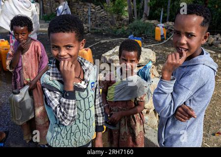 Abiy Adi, Tigray, Etiopia. 15 maggio 2023. I bambini raccolgono l'acqua dal pozzo poco profondo lungo le strade di Mekelle. L’Etiopia settentrionale sta ancora soffrendo degli effetti della guerra del 2020, ora in pausa. Più di 800.000 donne e bambini hanno bisogno di aiuto, ma le principali organizzazioni umanitarie hanno fermato le spedizioni di cibo a causa di sospetti di furto. (Immagine di credito: © Edgar GutiÃˆRrez/SOPA Images via ZUMA Press Wire) SOLO USO EDITORIALE! Non per USO commerciale! Foto Stock