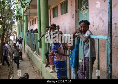 Abiy Adi, Tigray, Etiopia. 18 maggio 2023. Un gruppo di bambini guarda la telecamera al centro IDP "TVET" nella città di Abiy Adi. L’Etiopia settentrionale sta ancora soffrendo degli effetti della guerra del 2020, ora in pausa. Più di 800.000 donne e bambini hanno bisogno di aiuto, ma le principali organizzazioni umanitarie hanno fermato le spedizioni di cibo a causa di sospetti di furto. (Immagine di credito: © Edgar GutiÃˆRrez/SOPA Images via ZUMA Press Wire) SOLO USO EDITORIALE! Non per USO commerciale! Foto Stock