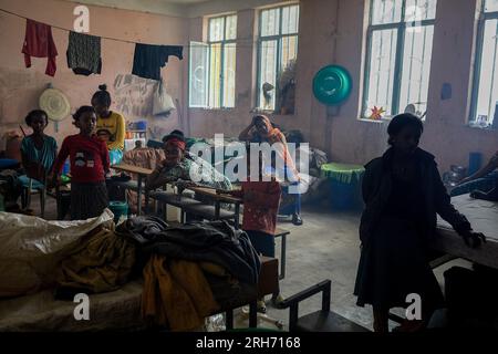 Abiy Adi, Tigray, Etiopia. 18 maggio 2023. Vista generale di una camera del Centro IDP dove le persone vivono in condizioni anguste e poco igieniche. L’Etiopia settentrionale sta ancora soffrendo degli effetti della guerra del 2020, ora in pausa. Più di 800.000 donne e bambini hanno bisogno di aiuto, ma le principali organizzazioni umanitarie hanno fermato le spedizioni di cibo a causa di sospetti di furto. (Immagine di credito: © Edgar GutiÃˆRrez/SOPA Images via ZUMA Press Wire) SOLO USO EDITORIALE! Non per USO commerciale! Foto Stock