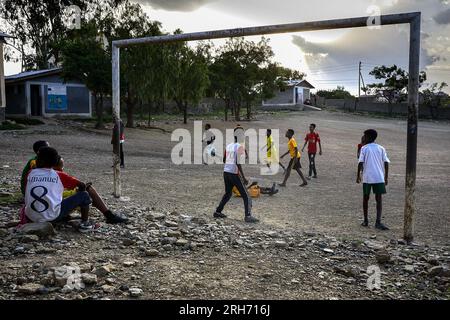 Abiy Adi, Tigray, Etiopia. 15 maggio 2023. Un gruppo di bambini gioca a calcio in un IDP Center nella città di Mekelle. L’Etiopia settentrionale sta ancora soffrendo degli effetti della guerra del 2020, ora in pausa. Più di 800.000 donne e bambini hanno bisogno di aiuto, ma le principali organizzazioni umanitarie hanno fermato le spedizioni di cibo a causa di sospetti di furto. (Immagine di credito: © Edgar GutiÃˆRrez/SOPA Images via ZUMA Press Wire) SOLO USO EDITORIALE! Non per USO commerciale! Foto Stock