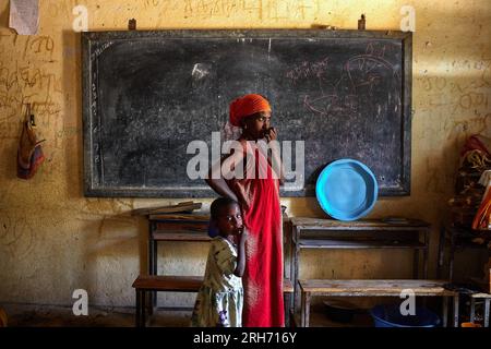 Abiy Adi, Tigray, Etiopia. 19 maggio 2023. Una donna si affaccia sulla strada con sua figlia all'interno di un centro IDP. L’Etiopia settentrionale sta ancora soffrendo degli effetti della guerra del 2020, ora in pausa. Più di 800.000 donne e bambini hanno bisogno di aiuto, ma le principali organizzazioni umanitarie hanno fermato le spedizioni di cibo a causa di sospetti di furto. (Immagine di credito: © Edgar GutiÃˆRrez/SOPA Images via ZUMA Press Wire) SOLO USO EDITORIALE! Non per USO commerciale! Foto Stock