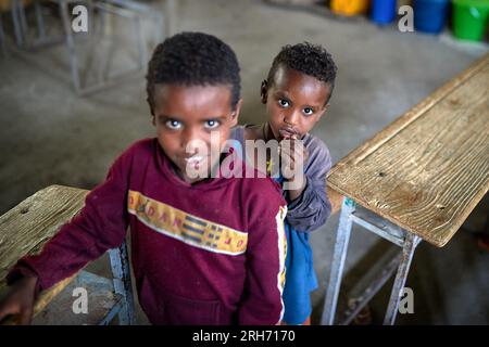 Abiy Adi, Tigray, Etiopia. 15 maggio 2023. I bambini guardano al centro IDP. L’Etiopia settentrionale sta ancora soffrendo degli effetti della guerra del 2020, ora in pausa. Più di 800.000 donne e bambini hanno bisogno di aiuto, ma le principali organizzazioni umanitarie hanno fermato le spedizioni di cibo a causa di sospetti di furto. (Immagine di credito: © Edgar GutiÃˆRrez/SOPA Images via ZUMA Press Wire) SOLO USO EDITORIALE! Non per USO commerciale! Foto Stock