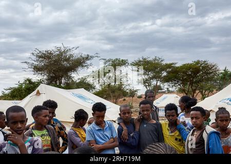 Abiy Adi, Etiopia. 18 maggio 2023. Un gruppo di bambini guarda la telecamera al centro IDP "TVET" nella città di Abiy Adi. L’Etiopia settentrionale sta ancora soffrendo degli effetti della guerra del 2020, ora in pausa. Più di 800.000 donne e bambini hanno bisogno di aiuto, ma le principali organizzazioni umanitarie hanno fermato le spedizioni di cibo a causa di sospetti di furto. (Foto di Edgar GutiÈrrez/SOPA Images/Sipa USA) credito: SIPA USA/Alamy Live News Foto Stock