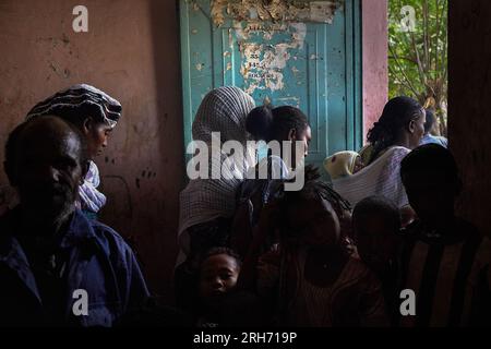 Abiy Adi, Etiopia. 18 maggio 2023. Vista generale di una camera del Centro IDP dove le persone vivono in condizioni anguste e poco igieniche. L’Etiopia settentrionale sta ancora soffrendo degli effetti della guerra del 2020, ora in pausa. Più di 800.000 donne e bambini hanno bisogno di aiuto, ma le principali organizzazioni umanitarie hanno fermato le spedizioni di cibo a causa di sospetti di furto. (Foto di Edgar GutiÈrrez/SOPA Images/Sipa USA) credito: SIPA USA/Alamy Live News Foto Stock