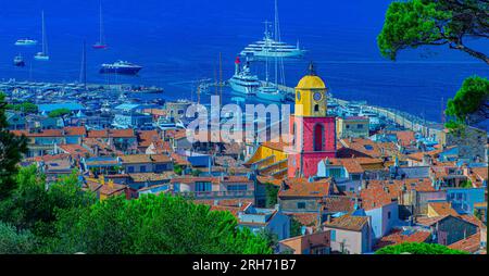 Vista dalla fortezza sulla città vecchia di Saint Tropez con il campanile e il porticciolo Foto Stock