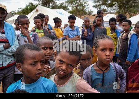 Abiy Adi, Tigray, Etiopia. 18 maggio 2023. Un gruppo di bambini guarda la telecamera al centro IDP "TVET" nella città di Abiy Adi. L’Etiopia settentrionale sta ancora soffrendo degli effetti della guerra del 2020, ora in pausa. Più di 800.000 donne e bambini hanno bisogno di aiuto, ma le principali organizzazioni umanitarie hanno fermato le spedizioni di cibo a causa di sospetti di furto. (Immagine di credito: © Edgar GutiÃˆRrez/SOPA Images via ZUMA Press Wire) SOLO USO EDITORIALE! Non per USO commerciale! Foto Stock