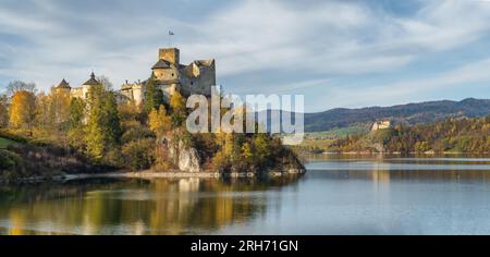 Castello medievale a Niedzica in autunno, Polonia Foto Stock