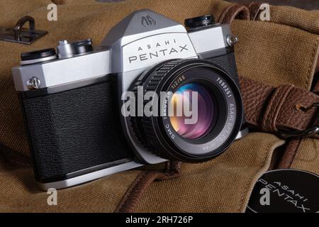 Fotocamera reflex a obiettivo singolo (SLR) Asahi Pentax SP1000 da 35 mm con obiettivo SMC Takumar f2 da 55 mm. Foto Stock