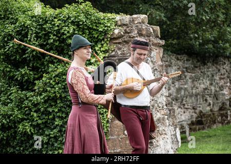 Kenilworth Inghilterra 29 luglio 2023 intrattenitori medievali Castello di Kenilworth che suonano musica medievale tradizionale al pubblico Foto Stock