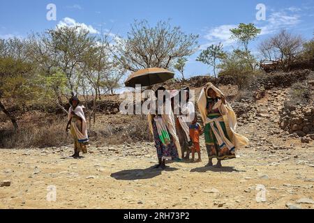 Abiy Adi, Etiopia. 18 maggio 2023. Un gruppo di donne locali della regione del Tigrè si dirigono verso le loro case in un'area rurale vicino ad Abi Adi. L’Etiopia settentrionale sta ancora soffrendo degli effetti della guerra del 2020, ora in pausa. Più di 800.000 donne e bambini hanno bisogno di aiuto, ma le principali organizzazioni umanitarie hanno fermato le spedizioni di cibo a causa di sospetti di furto. (Foto di Edgar GutiÈrrez/SOPA Images/Sipa USA) credito: SIPA USA/Alamy Live News Foto Stock