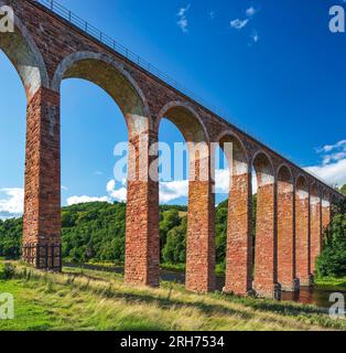 Vista diurna in estate del viadotto Leaderfoot sul fiume Tweed vicino a Melrose, nel confine scozzese in Scozia Foto Stock