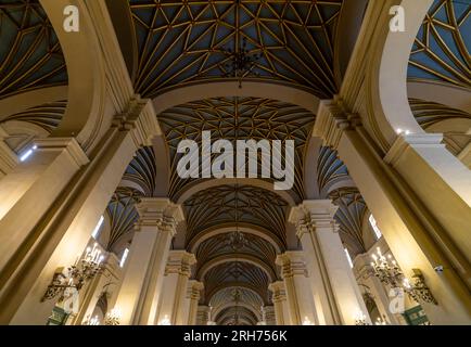 Navata e soffitto a volta della Cattedrale di Lima, Perù Foto Stock