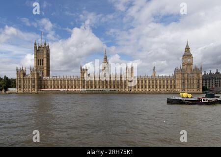 Vista delle Houses of Parliament, Westminster, Londra, Regno Unito dal lato sud del Tamigi Foto Stock