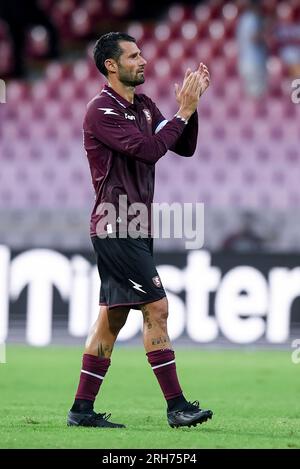 Salerno, Italia. 13 agosto 2023. Antonio Candreva della US Salernitana saluta i tifosi durante la partita di Coppa Italia tra US Salernitana e calcio allo Stadio Arechi il 13 agosto 2023 a Salerno. Crediti: Giuseppe Maffia/Alamy Live News Foto Stock