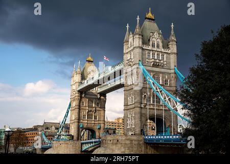 Tower Bridge un ponte stradale sul Tamigi, Londra Regno Unito, Foto Stock