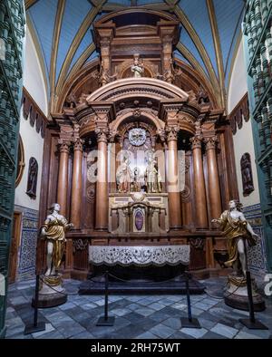Cappella di San Giuseppe, retable con scultura di Pedro Munoz de Alvarado, 1633, Cattedrale di Lima, Perù Foto Stock
