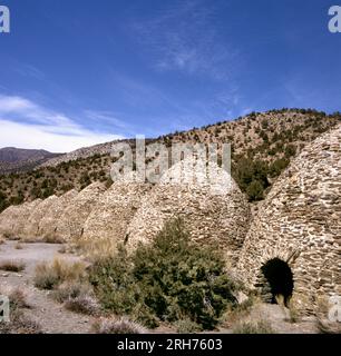 Frammento di famosi antichi forni a carbone per la produzione di carbone di ginepro e pino in montagna, Death Valley National Park Foto Stock