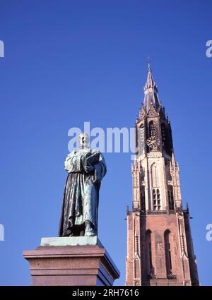 Statua dell'avvocato olandese Hugo Grotius (Hugo de Groot) di fronte alla Chiesa nuova (Nieuwe Kerk) datata 1381 sulla piazza centrale di Delft, il Foto Stock