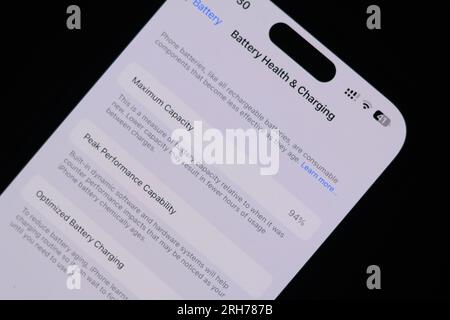 IPhone 14 Pro Max Battery Health contro il sito Web Apple. IPhone 14 Pro Batterygate. Problemi relativi al degrado della batteria scintilla discussioni con i consumatori. Foto Stock