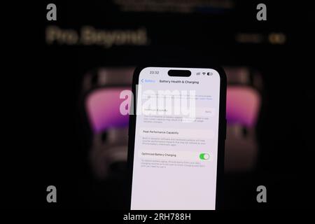 IPhone 14 Pro Max Battery Health contro il sito Web Apple. IPhone 14 Pro Batterygate. Problemi relativi al degrado della batteria scintilla discussioni con i consumatori. Foto Stock