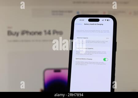 IPhone 14 Pro Max Battery Health contro il sito Web Apple. IPhone 14 Pro Batterygate. Problemi relativi al degrado della batteria scintilla discussioni con i consumatori. Foto Stock