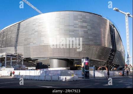 Madrid, Spagna. 7 agosto 2023. Lo stadio di calcio del Real MadridÂ, Santiago Bernabeu, è visto passare attraverso l'ultima fase del completamento, il suo nuovo design e la ristrutturazione completa. L'intero progetto ha un costo dichiarato di quasi â‚¬1 miliardo di euro e dovrebbe essere completato entro la fine del 2023. (Immagine di credito: © Xavi Lopez/SOPA Images via ZUMA Press Wire) SOLO PER USO EDITORIALE! Non per USO commerciale! Foto Stock