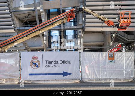 Madrid, Spagna. 7 agosto 2023. Un cartello indica la posizione del negozio ufficiale del Real Madrid all'esterno dello stadio Santiago Bernabeu. Passa attraverso l'ultima fase del completamento del suo nuovo design e della ristrutturazione completa. L'intero progetto ha un costo dichiarato di quasi â‚¬1 miliardo di euro e dovrebbe essere completato entro la fine del 2023. (Immagine di credito: © Xavi Lopez/SOPA Images via ZUMA Press Wire) SOLO PER USO EDITORIALE! Non per USO commerciale! Foto Stock