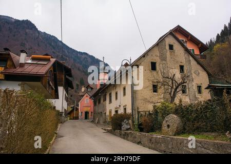 Una strada nel villaggio montano di Forni Avoltri in Carnia a Udine, Friuli-Venezia Giulia, Italia nord-orientale. Cappella di Sant'Antonio Foto Stock