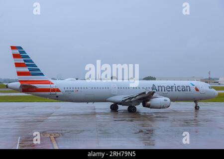 26 aprile 2023 Charlotte Airport NC USA mentre American Airlines si prepara a decollare dall'aeroporto internazionale Charlotte Douglas, un aereo della compagnia aerea volerà sulla pista Foto Stock