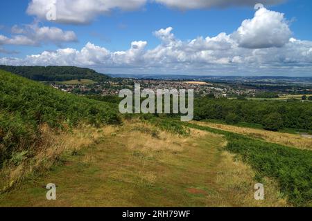 Cotswold Way in Inghilterra, Gloucestershire. Vista su Dursley e Cam. Foto Stock