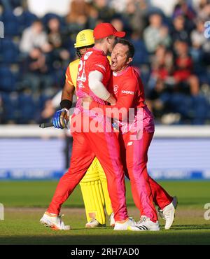 Il Roelof van der Merwe di Welsh Fire celebra il sorriso del Samit Patel di Trent Rockets durante il Hundred Match a Sophia Gardens, Cardiff. Data immagine: Lunedì 14 agosto 2023. Foto Stock