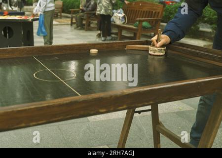 Gli adulti giocano a hockey su strada, a mani ravvicinate. Foto Stock