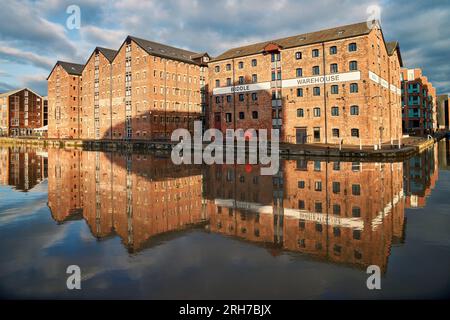 I magazzini dei moli di Gloucester si riflettono nel canale. Centro storico di Gloucester in Inghilterra. Foto Stock