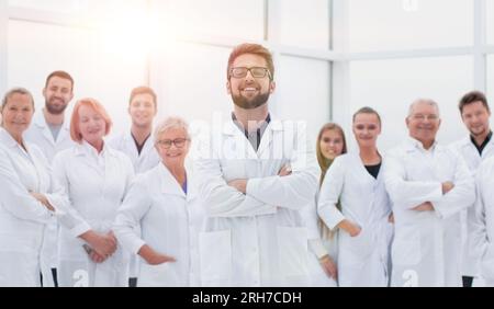 leader scientifico fiducioso che si trova di fronte a un team di giovani scienziati. Foto Stock