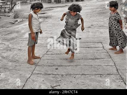 Bambini che giocano al campo profughi di Balukhali. Circa 919.000 rifugiati Rohingya vivono nei campi di Kutupalong e Nayapara nella regione del Bazar di Cox, che sono diventati alcuni dei campi più grandi e densamente popolati del mondo. Bangladesh. Foto Stock