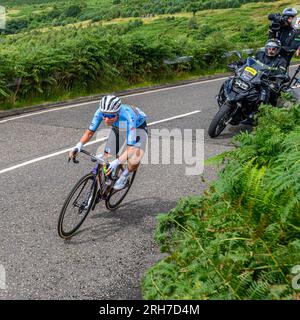 Glasgow, Scozia. 13 agosto 2023. Una concorrente belga che scende sulla Crow Road durante la UCI Womens Elite Cycling Road Race a Glasgow, in Scozia. Foto Stock