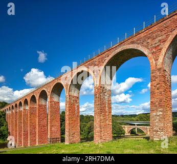 Vista diurna in estate del viadotto Leaderfoot sul fiume Tweed vicino a Melrose, nel confine scozzese in Scozia Foto Stock