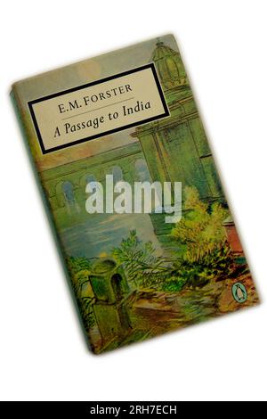 E.M. Forster - Un passaggio in India. Copertina del libro cartaceo. Studio configurato con sfondo bianco Foto Stock