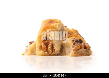 Delizioso baklava dolce con noci isolate su sfondo bianco. Vista dall'alto. Foto Stock