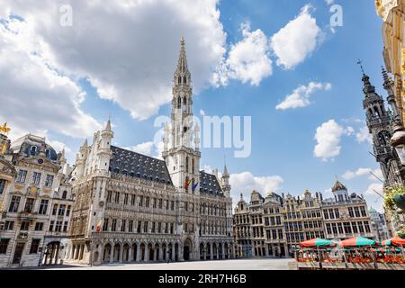 La Grand-Place, la Grand Square o il Grote Markt, il grande mercato, la piazza centrale di Bruxelles, in Belgio, è circondata da sontuose sale barocche della Foto Stock