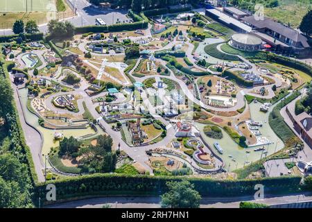 Veduta aerea di Mini Europe, un parco in miniatura situato nel parco divertimenti di Bruparck, ai piedi dell'Atomium, a Bruxelles, Belgio, con prod Foto Stock