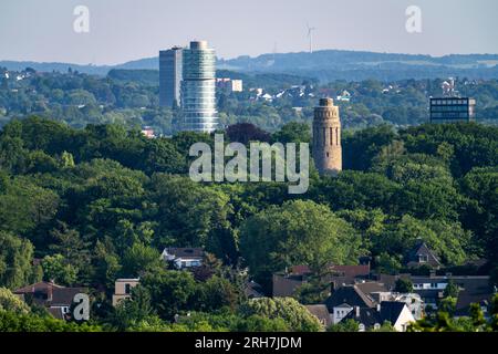 Vista sul centro della città di Bochum, a sud, Excenterhaus e Bismarck Tower nel parco cittadino, NRW, Germania, Foto Stock