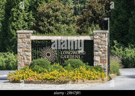 Kennett Square, Pennsylvania – 11 agosto 2023: Cartello d'ingresso ai giardini Longwood. Longwood Gardens è un giardino botanico, boschi e prati Foto Stock