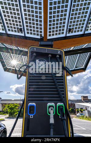 Stazione di rifornimento elettronico sul sito dell'ex miniera di Lohberg a Dinslaken, 4 colonne a ricarica rapida da 300 kW, dal fornitore Fastned, il centro di ricarica Foto Stock