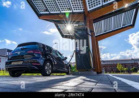 Stazione di rifornimento elettronico sul sito dell'ex miniera di Lohberg a Dinslaken, 4 colonne a ricarica rapida da 300 kW, dal fornitore Fastned, il centro di ricarica Foto Stock