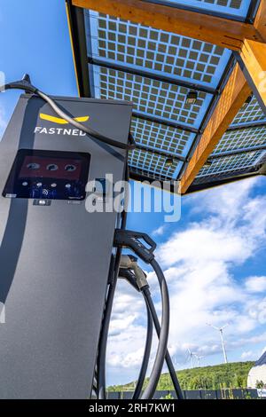 Stazione di rifornimento elettronico sul sito dell'ex miniera di Lohberg a Dinslaken, 4 colonne a ricarica rapida da 300 kW, dal fornitore Fastned, il centro di ricarica Foto Stock